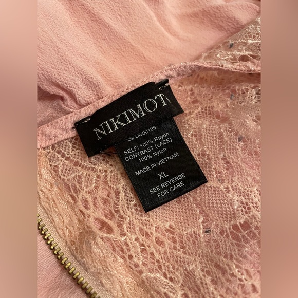 nikimoto rayon Pink blouse with lace trim Rear Quarter Zip Sz XL - Picture 7 of 7
